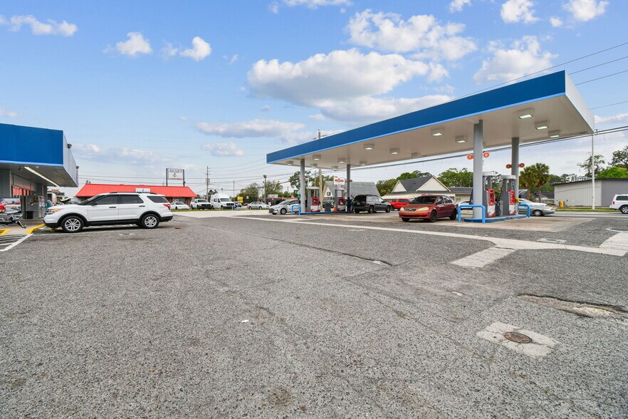 More Photos Of 5676 University Blvd W, Jacksonville Convenience Store For Sale