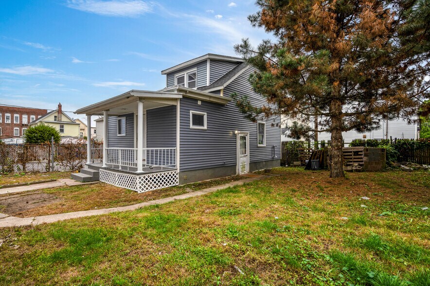 More Photos Of 116 Foundry St, Central Falls Apartments For Sale