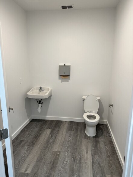 More Photos Of 606 Mill Run, Kerrville Warehouse For Lease