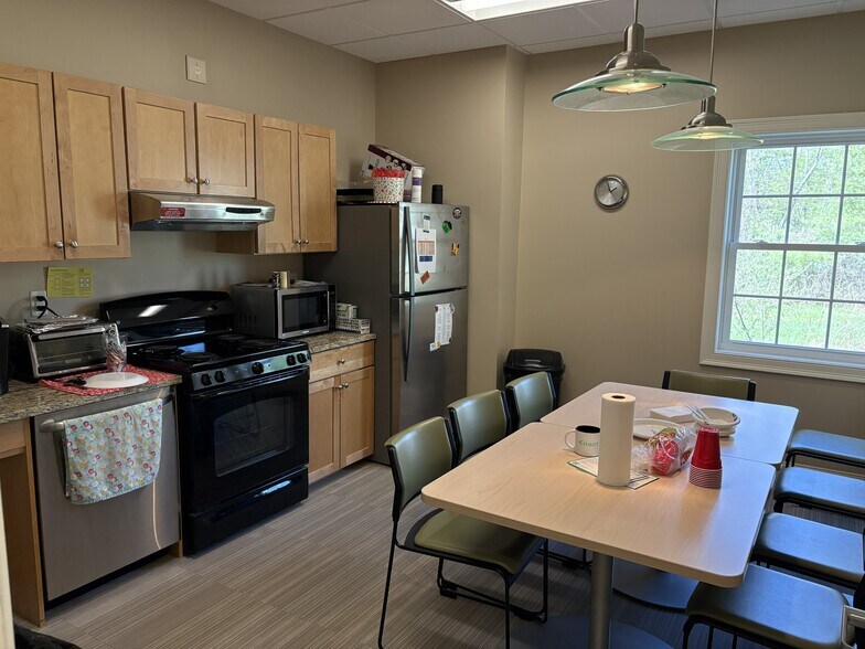 More Photos Of 26 Londonderry Tpke, Hooksett Office For Sale