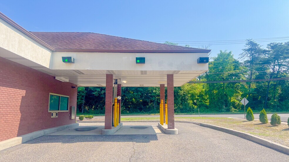 More Photos Of 340 S White Horse Pike, Berlin Bank For Lease