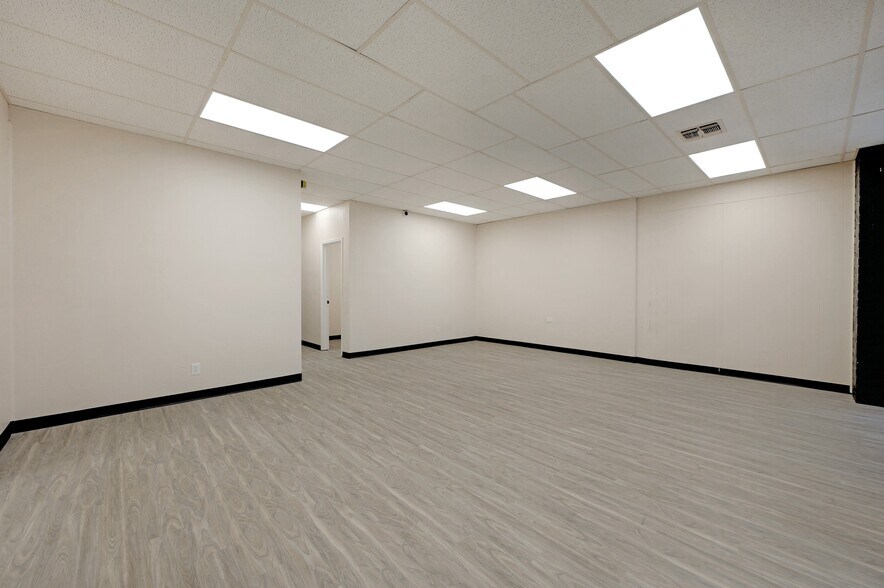 More Photos Of 5715 Kenwick St, San Antonio Warehouse For Lease