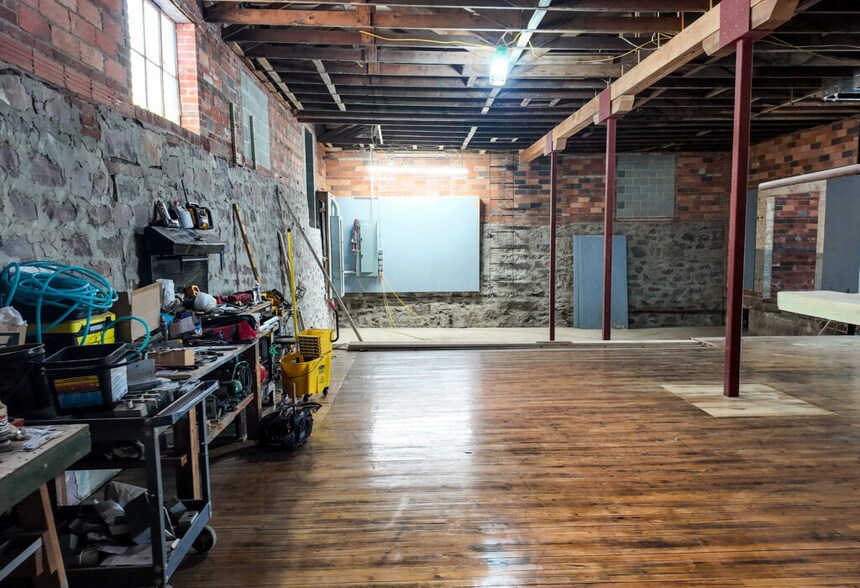 More Photos Of 206-208 N Fairfax Ave, Sioux Falls Light Distribution For Lease