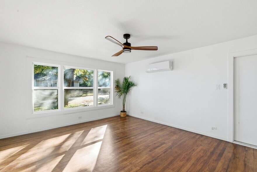 More Photos Of 112 W Akard St, Weatherford Flex For Sale