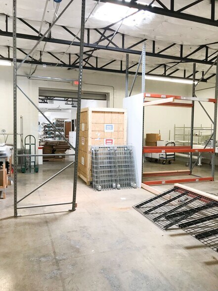 More Photos Of 2007 Farrington St, Dallas Distribution For Lease