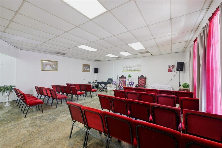 More Photos Of 148 W Green St, Hazlehurst Office For Sale