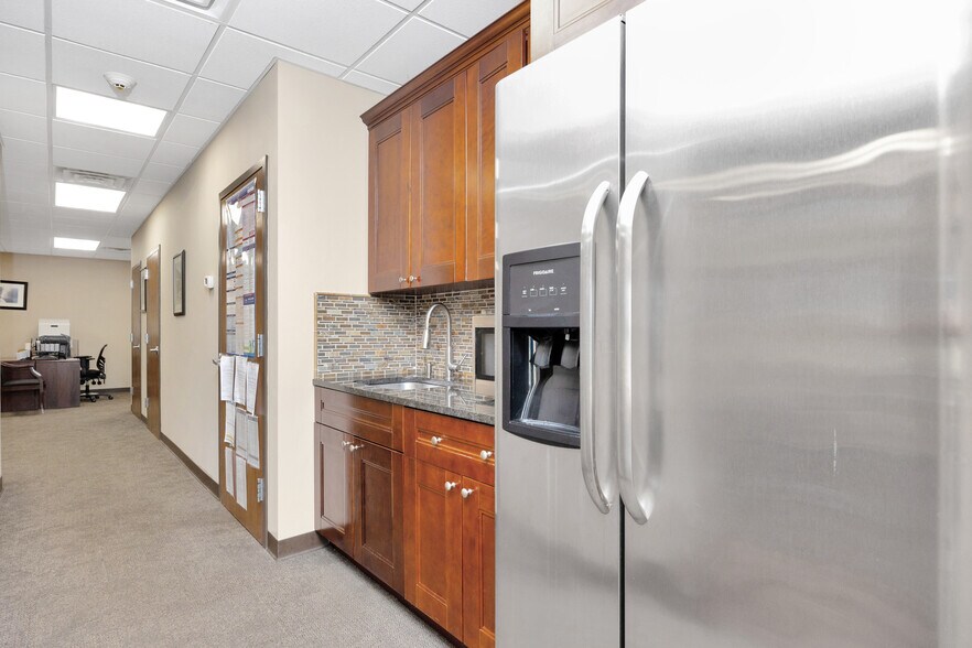 More Photos Of 245-249 W Montauk Hwy, Lindenhurst Office For Lease