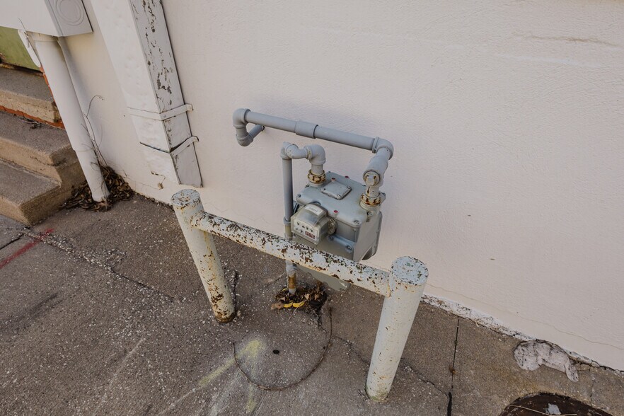 More Photos Of 724 N Main St, Newton Storefront For Sale