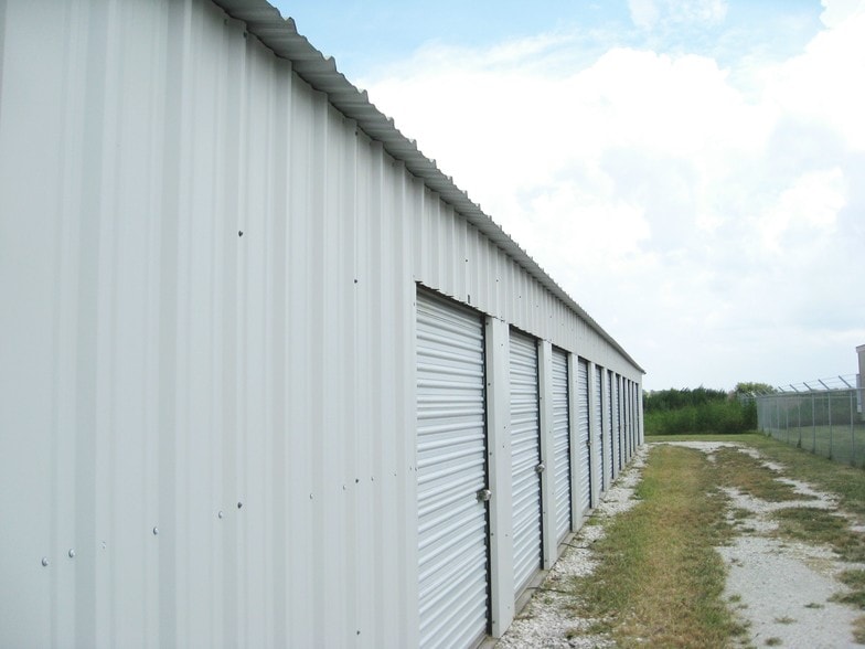 More Photos Of 1309 N Stemmons St, Sanger Self Storage For Sale