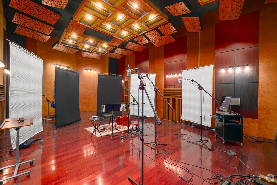 More Photos Of 8411-8421 Canoga Ave, Canoga Park Unknown For Lease