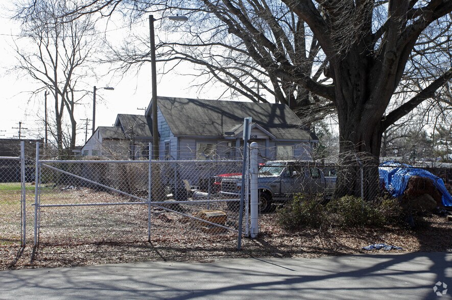 More Photos Of 608 Rountree Rd, Charlotte Office For Lease