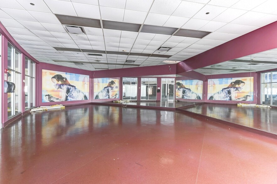 More Photos Of 4340 Lincoln Hwy, Matteson Health Club For Sale