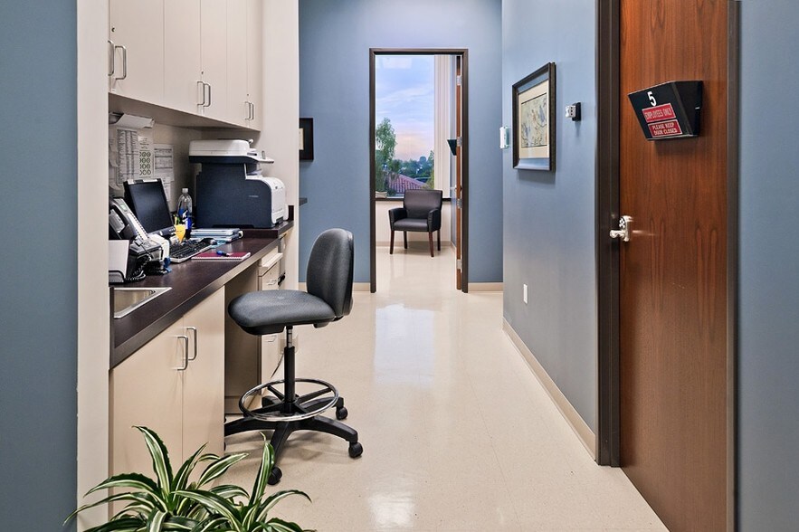 More Photos Of 23521 Paseo de Valencia, Laguna Hills Medical For Lease