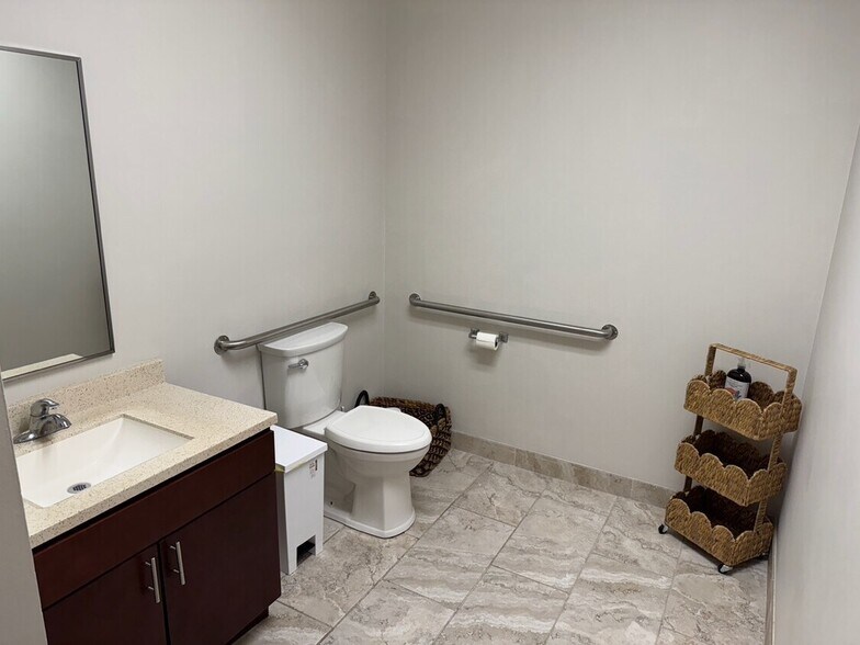 More Photos Of 4951 E Adamo Dr, Tampa Showroom For Lease