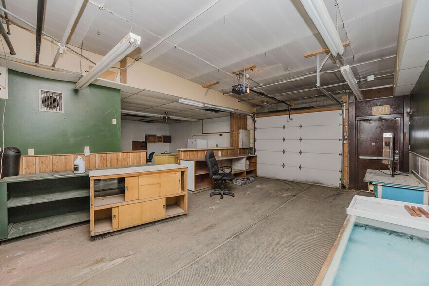 More Photos Of 110 N Poplar St, Hutchinson Warehouse For Sale