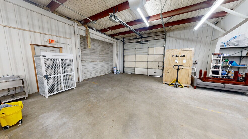 More Photos Of 555 N 13th St, Rogers Warehouse For Lease