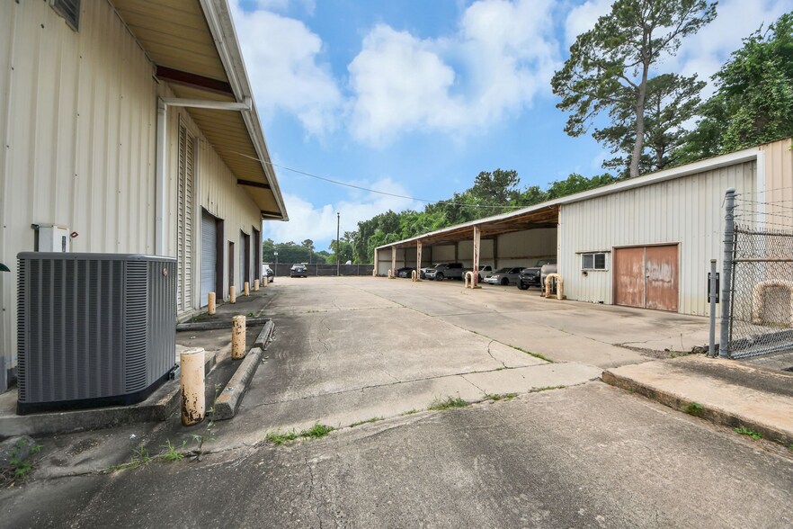 More Photos Of 10814 Woodedge Dr, Houston Warehouse For Sale