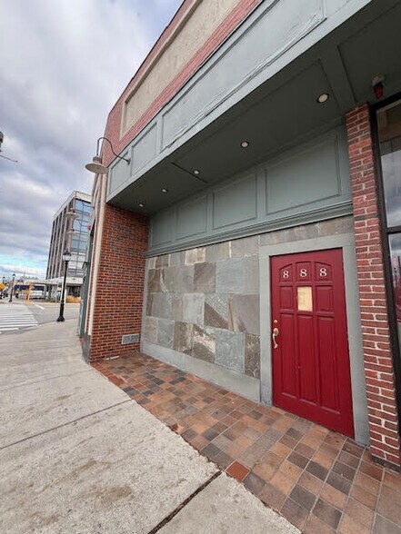 Primary Photo Of 888 Main St, Waltham Restaurant For Lease