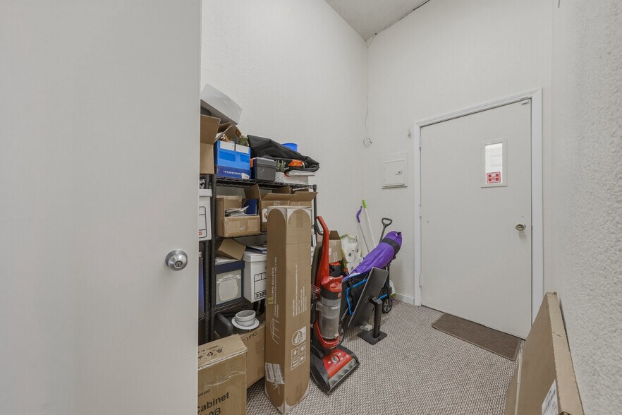 More Photos Of 14420 Lakeshore Dr, Clearlake Office For Sale