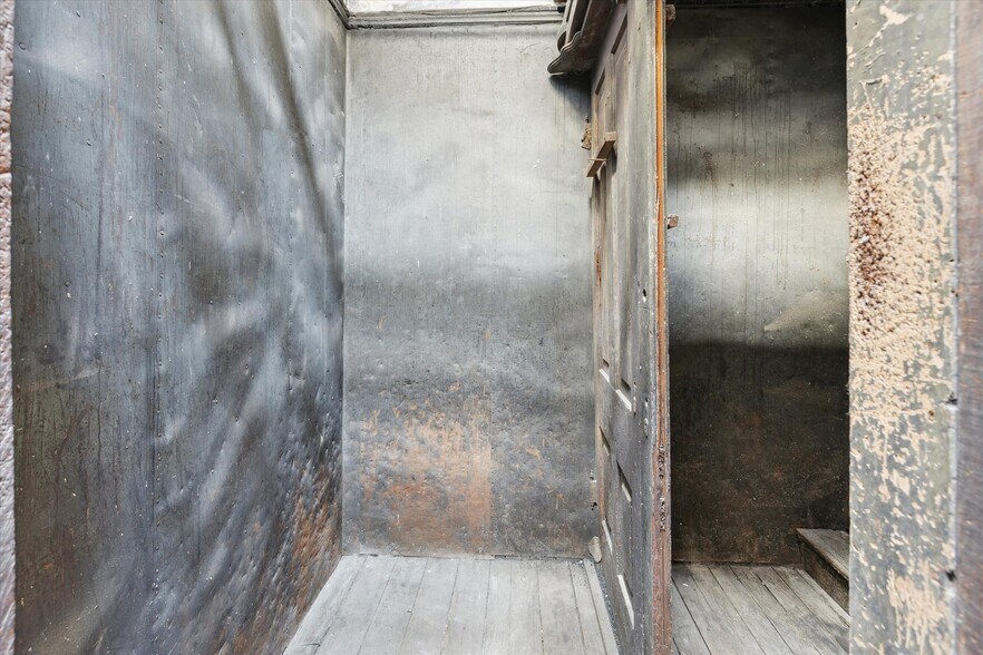 More Photos Of 1017 Washington Ave, Bay City Storefront Retail Residential For Sale