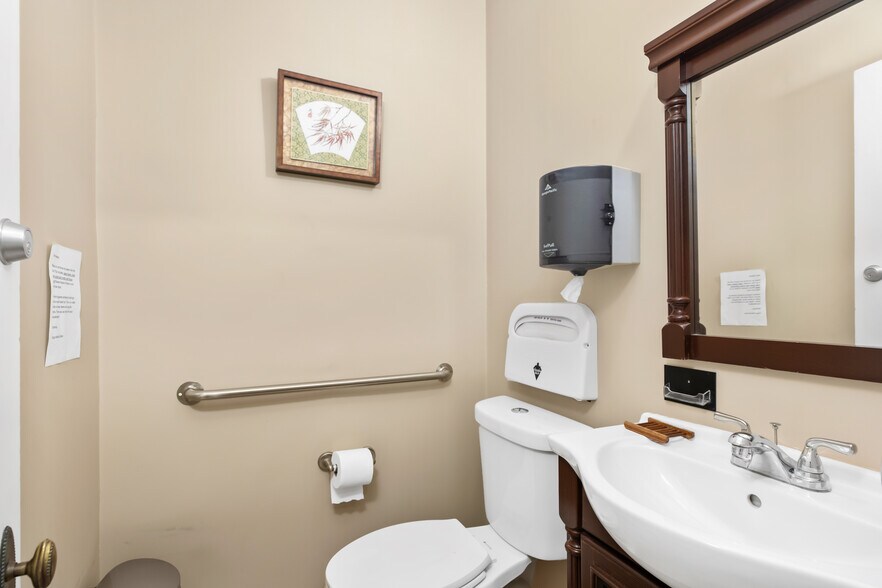 More Photos Of 146 E Walnut Ave, Monrovia Medical For Sale