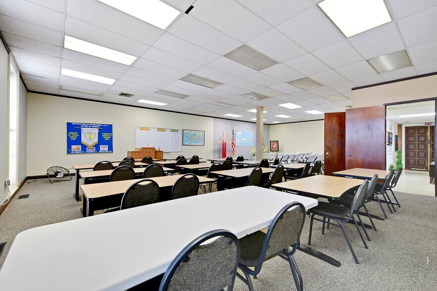 More Photos Of 120 S Liberty St, Independence Office For Sale