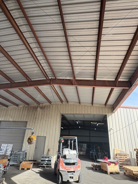 More Photos Of 2805 Singleton St, Rowlett Distribution For Lease
