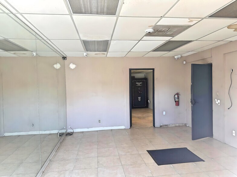 More Photos Of 5277 W Jefferson Blvd, Los Angeles General Retail For Sale