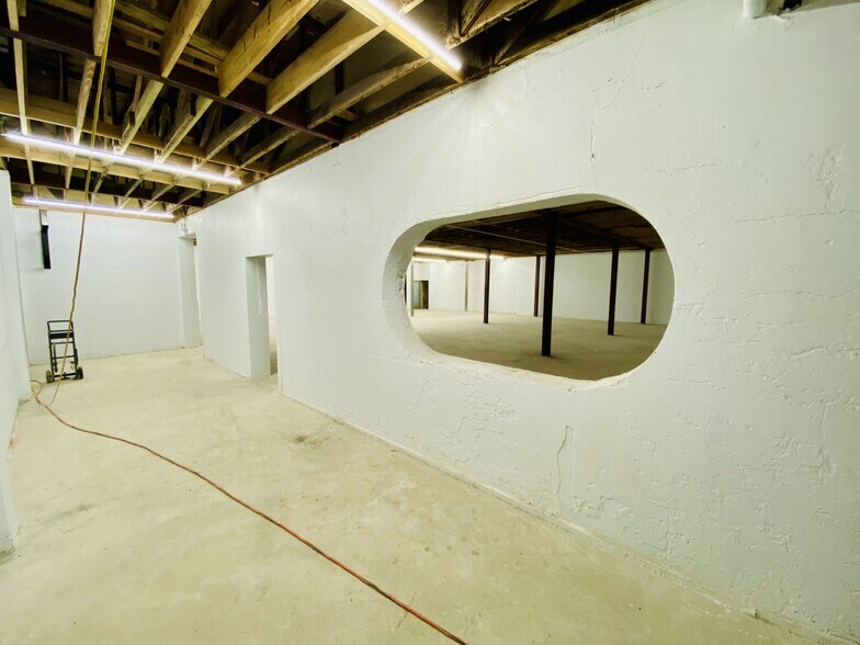 More Photos Of 1115 N Bowie St, Seguin Flex For Lease