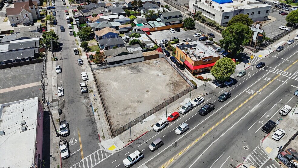 More Photos Of 7134 International Blvd, Oakland Showroom For Sale