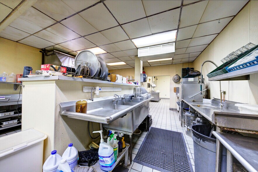 More Photos Of 1744 Biddle Ave, Wyandotte General Retail For Sale