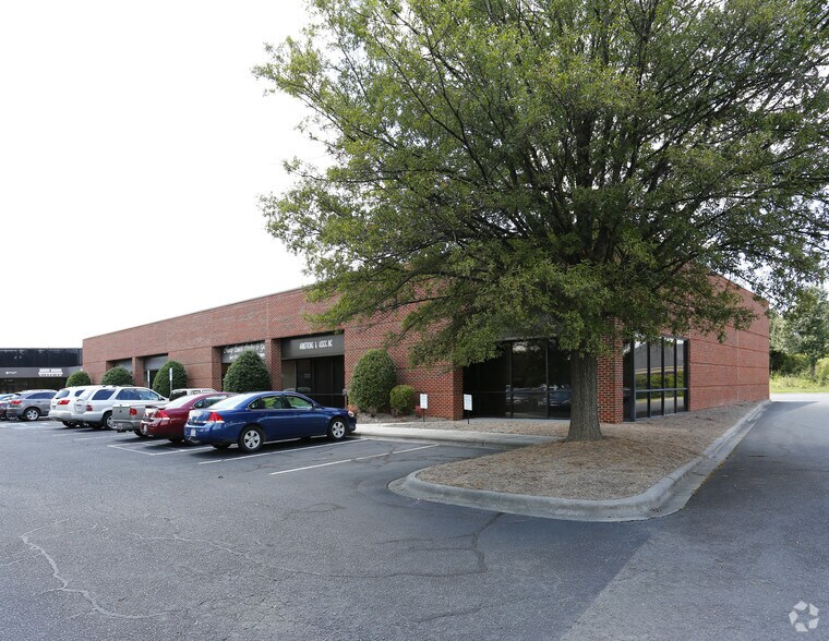 More Photos Of 10100 Park Cedar Dr, Charlotte Light Distribution For Lease