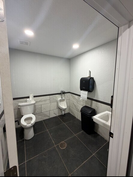 More Photos Of 200 4th Ave NW, Rice Service For Sale