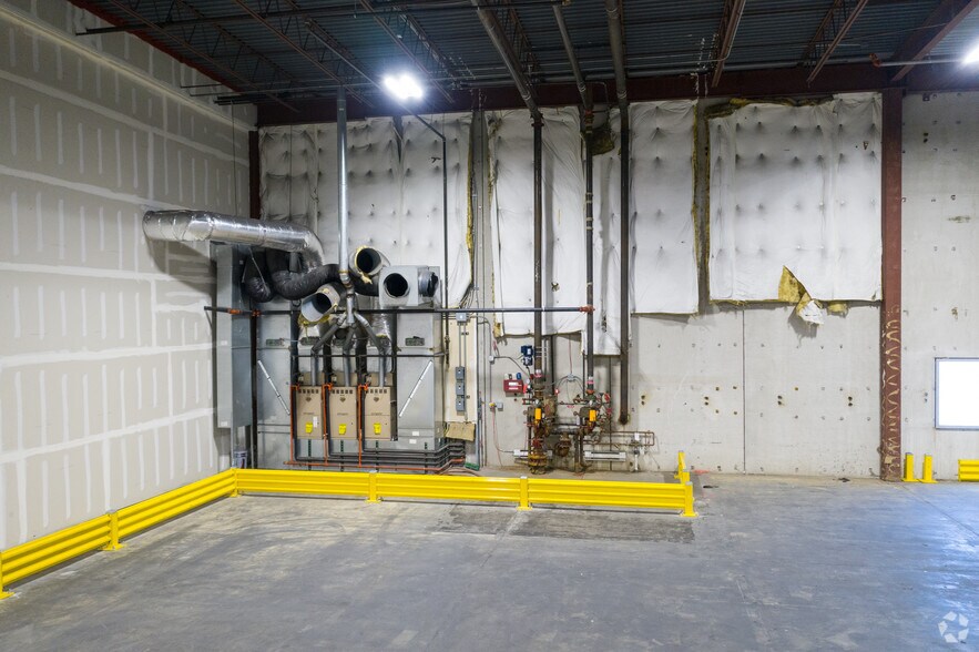 More Photos Of 11651 NW Ambassador Dr, Kansas City Distribution For Lease