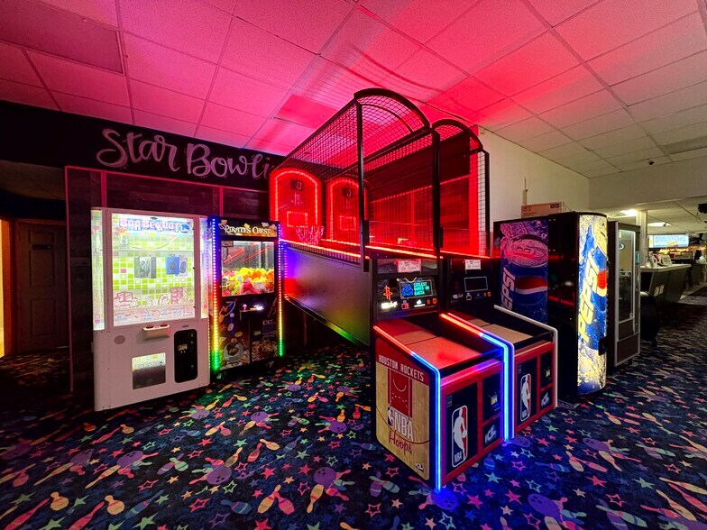 More Photos Of 4180 Pinkston St, Beaumont Bowling Alley For Sale