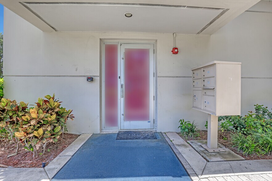 More Photos Of 2701 W Okeechobee Blvd, West Palm Beach Office For Sale