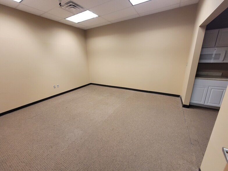 More Photos Of 2101 W 41st St, Sioux Falls General Retail For Lease