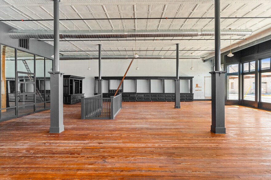 More Photos Of 119 W San Antonio St, Lockhart Storefront Retail Office For Sale