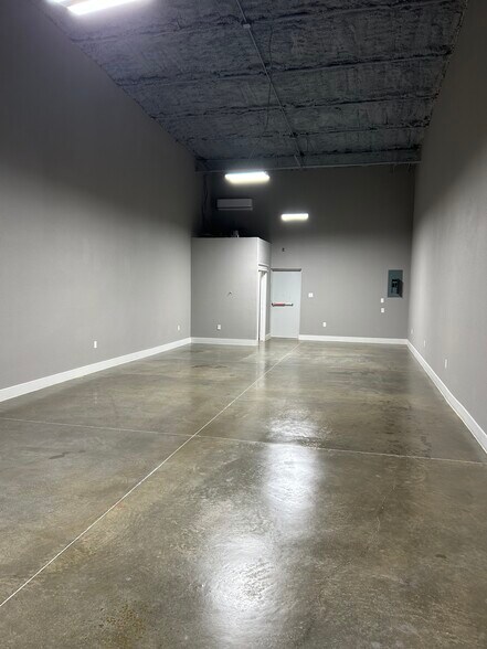More Photos Of 201 N County Rd, Alvarado Storefront Retail Office For Lease