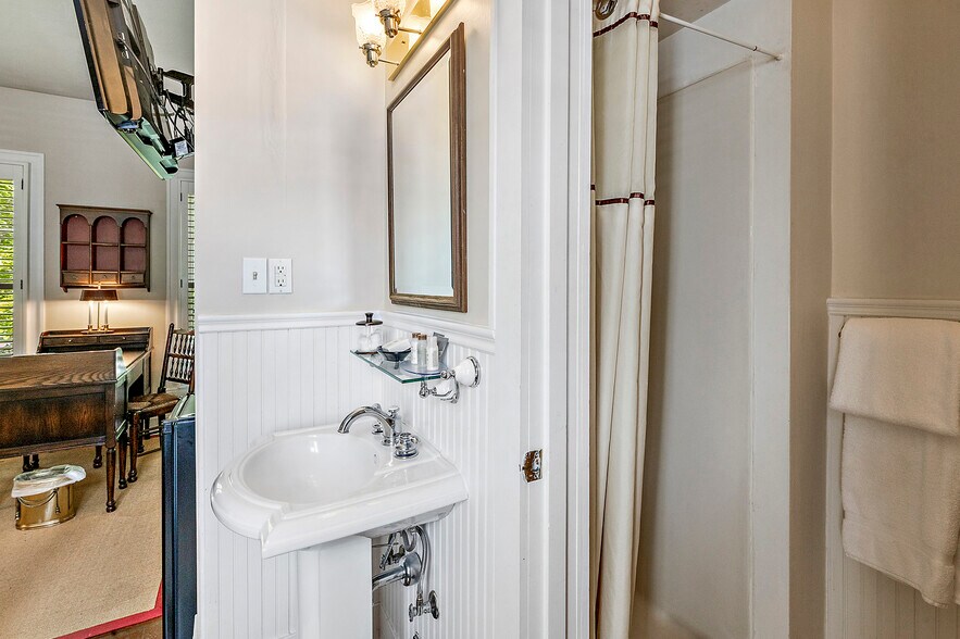 More Photos Of 240 E California St, Jacksonville Hotel For Sale