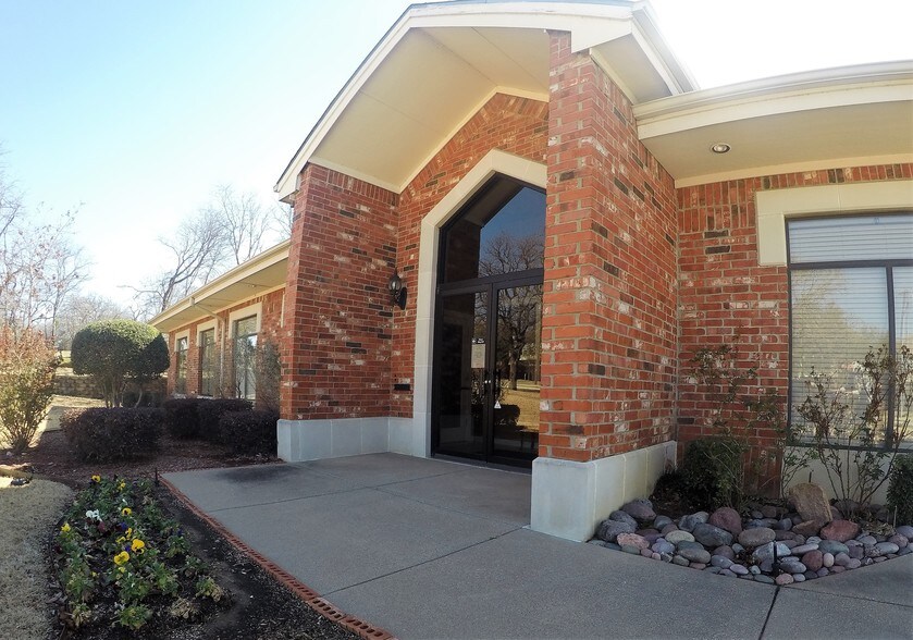 More Photos Of 2324 Cheek Sparger Rd, Bedford Office For Sale