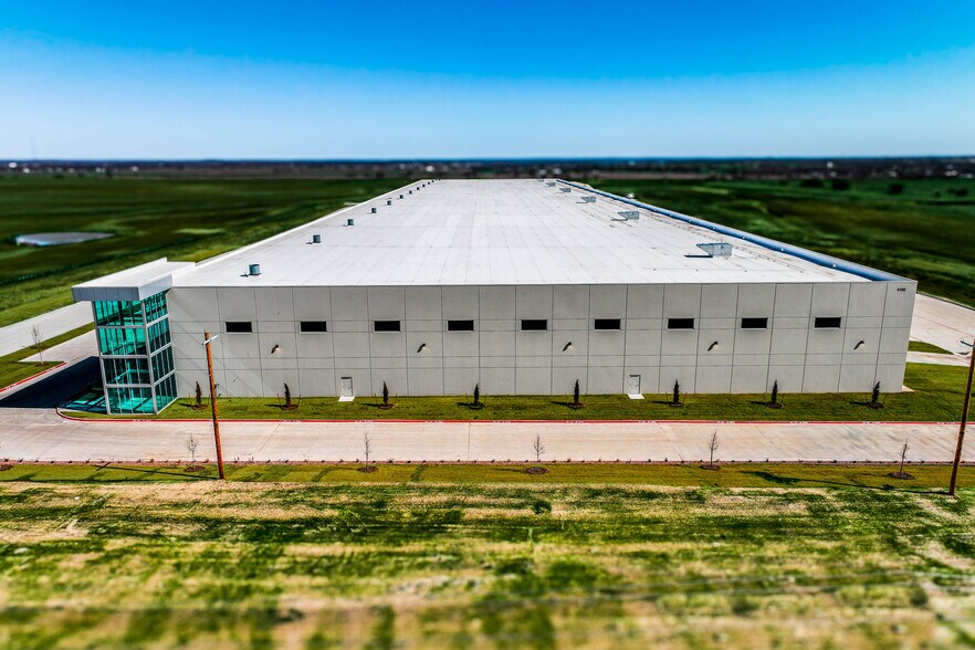 More Photos Of 611 N Stemmons Fwy, Sanger Warehouse For Lease