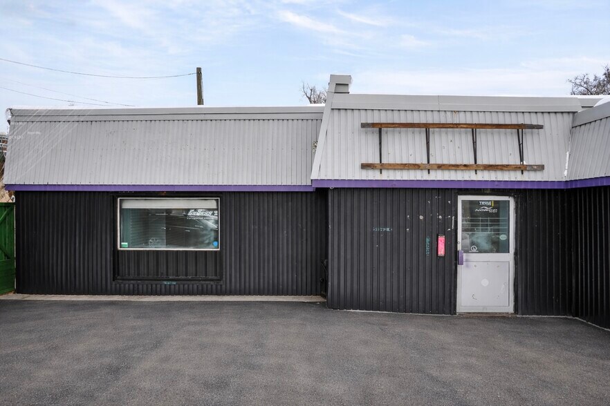 Primary Photo Of 384 Queen St, Peterborough General Retail For Sale