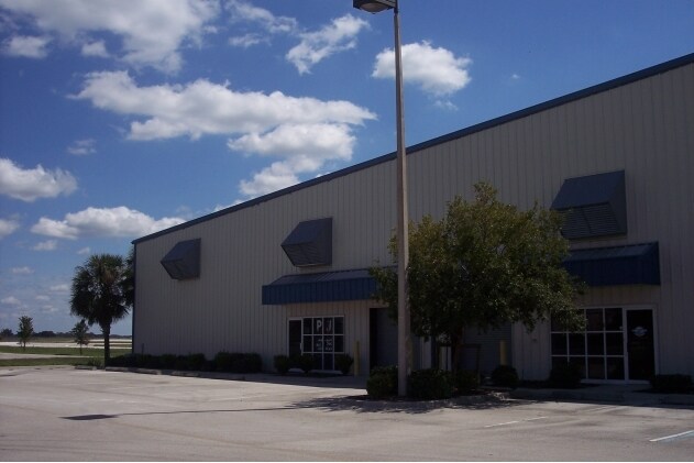 Primary Photo Of 5-13 Crosley Ln, Sebring Airplane Hangar For Lease