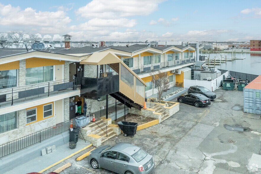 More Photos Of 445 S Main St, Freeport Hotel For Lease