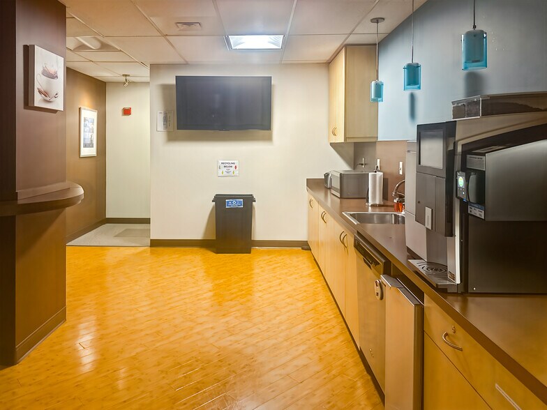 More Photos Of 400 E Pratt St, Baltimore Coworking Space