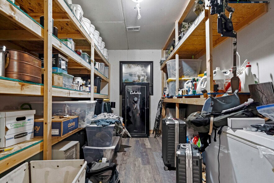 More Photos Of 11155 Hubbard Rd, Kansas City Flex For Sale