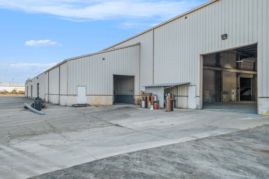 More Photos Of 4072 Flint Asphalt Dr, Burton Distribution For Sale