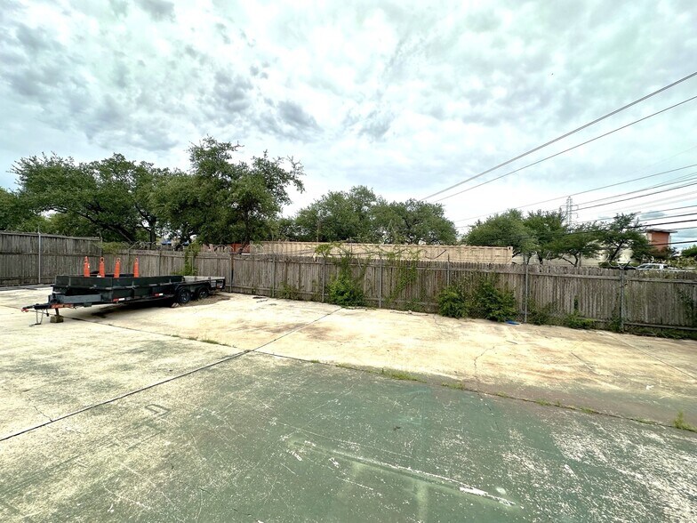 More Photos Of 4722 Shavano Oak, San Antonio Light Manufacturing For Sale