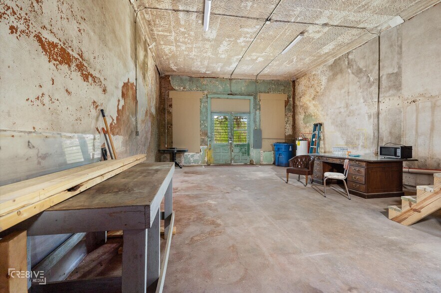 More Photos Of 157 S Henderson St, Rusk Flex For Sale